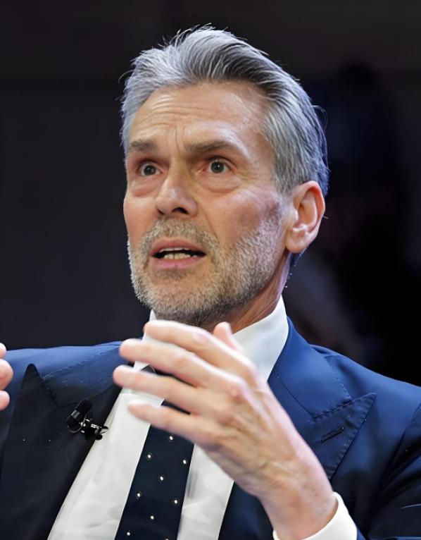 荷兰现在在美国的教唆下，已经吃了大亏！说白了，荷兰想要研究光刻机，但是它的核心材