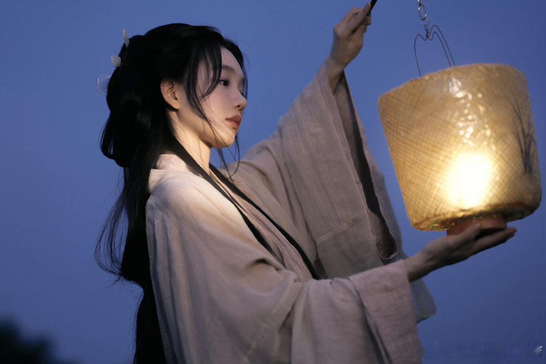 徐梦洁生日营业图 徐梦洁生日快乐！今天这组古风写真真的太有故事感了，素衣飘飘仙气