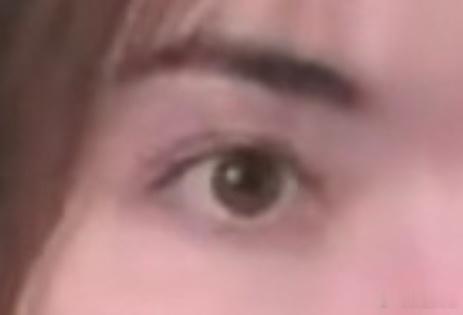 女生（如图）眼圆，且微微露下眼白，这样的女生一生中会遇到1-2次被骗钱或偏色的情