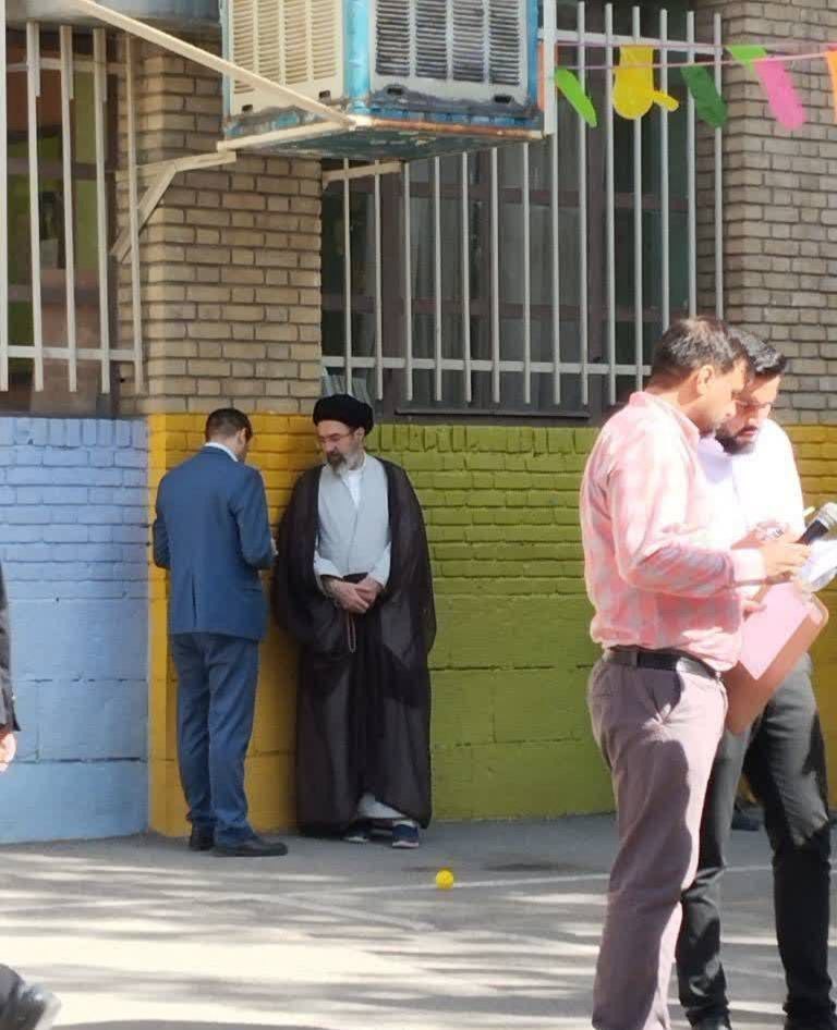 ☫ 伊斯兰革命领袖阿亚图拉赛义德·穆杰塔巴·侯赛尼·哈梅内伊出席其子女开学典礼时