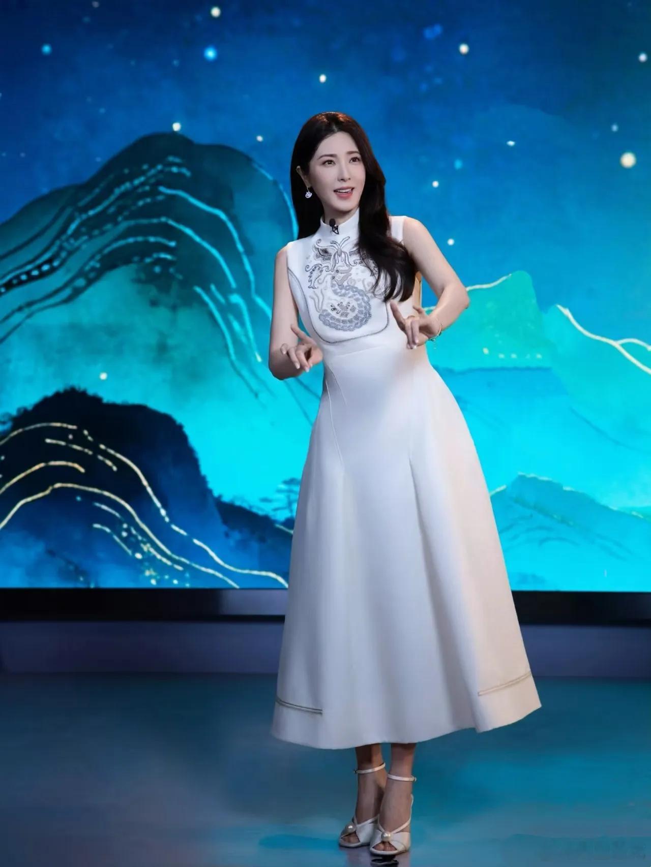 曾黎被传闻只找满族对象，因为她祖上是满清八旗子弟。传闻说她不找汉族男友的原因是，