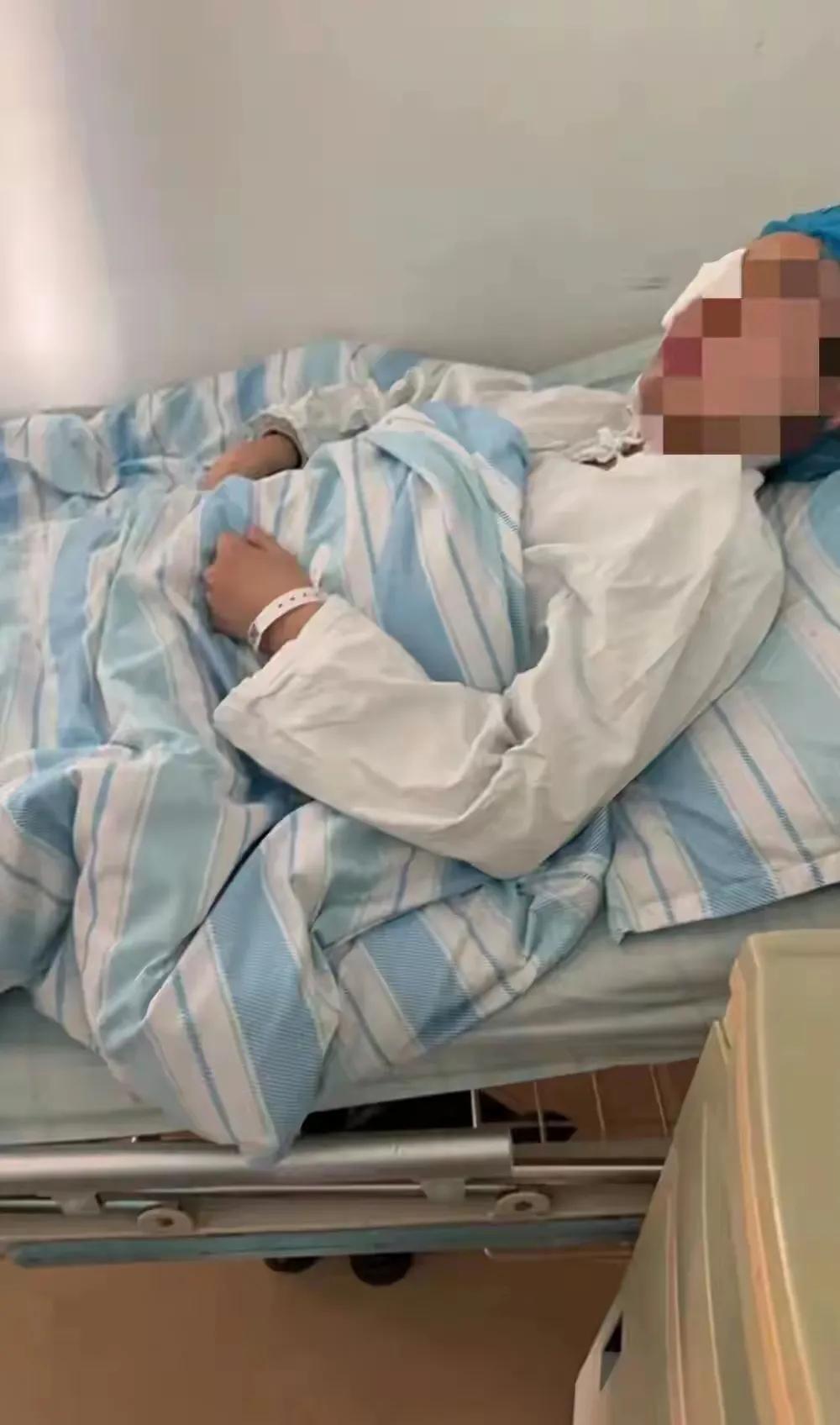 小学老师被扎眼球后续：知情人爆猛料，女生太凶猛，家长只赔2万。

看到这则新闻，