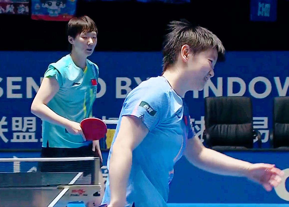 孙颖莎的心态太好了！

王曼昱打了正手爆冲赢下一个球，
孙颖莎笑着面对。

第三