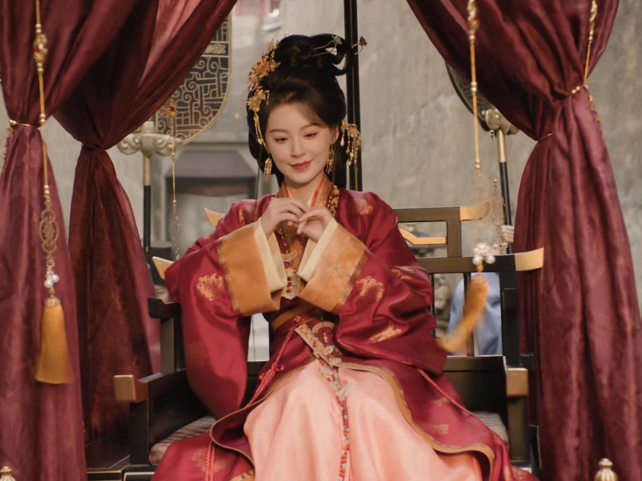 魏娆的祖母和外祖母都知道大错已成，不能轻易动魏娆（阿丑），到了周芙这里就要翥了魏