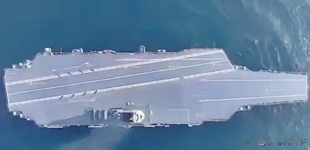 福建舰航母于2025年11月5日在三亚军港正式入列，标志着东方大国的海军拥有三艘