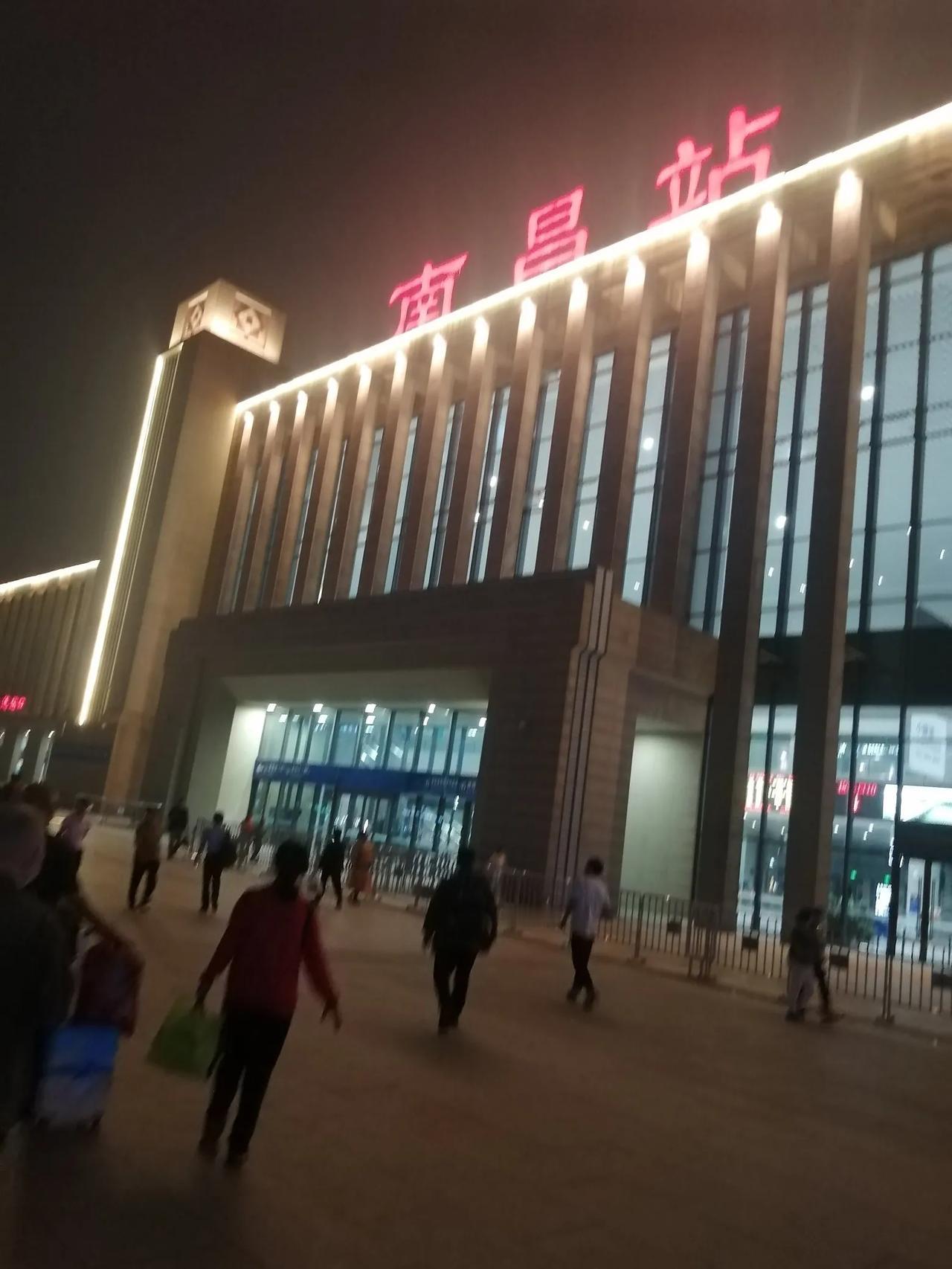 #生活的烟火气息#
现在，我正在南昌火车站。
今晚乘从南昌一南京火车。回老家奔丧