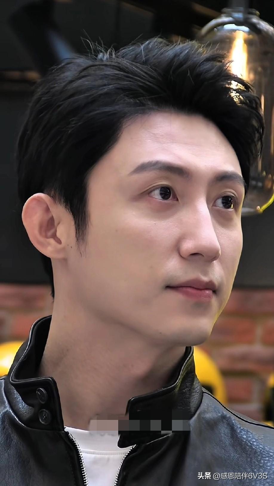 实话实说，黄景瑜这长相真没得挑，就硬帅！长得硬气不说，个大高个儿往那一站，存在感