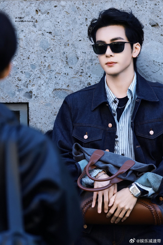 曾舜晞在衣帽间手搓打歌曾舜晞在衣帽间唱K 衣帽间里曾舜晞放歌，手搓起范儿超足，自