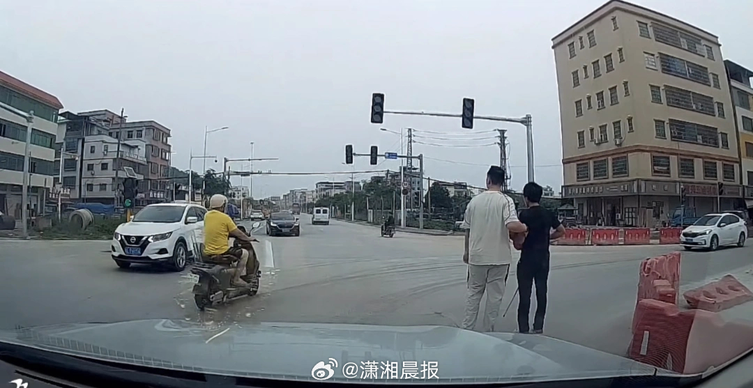 【#路口施工盲人不敢过马路获帮助#，#大车小心翼翼从盲人身边拐弯开过#】近日，广