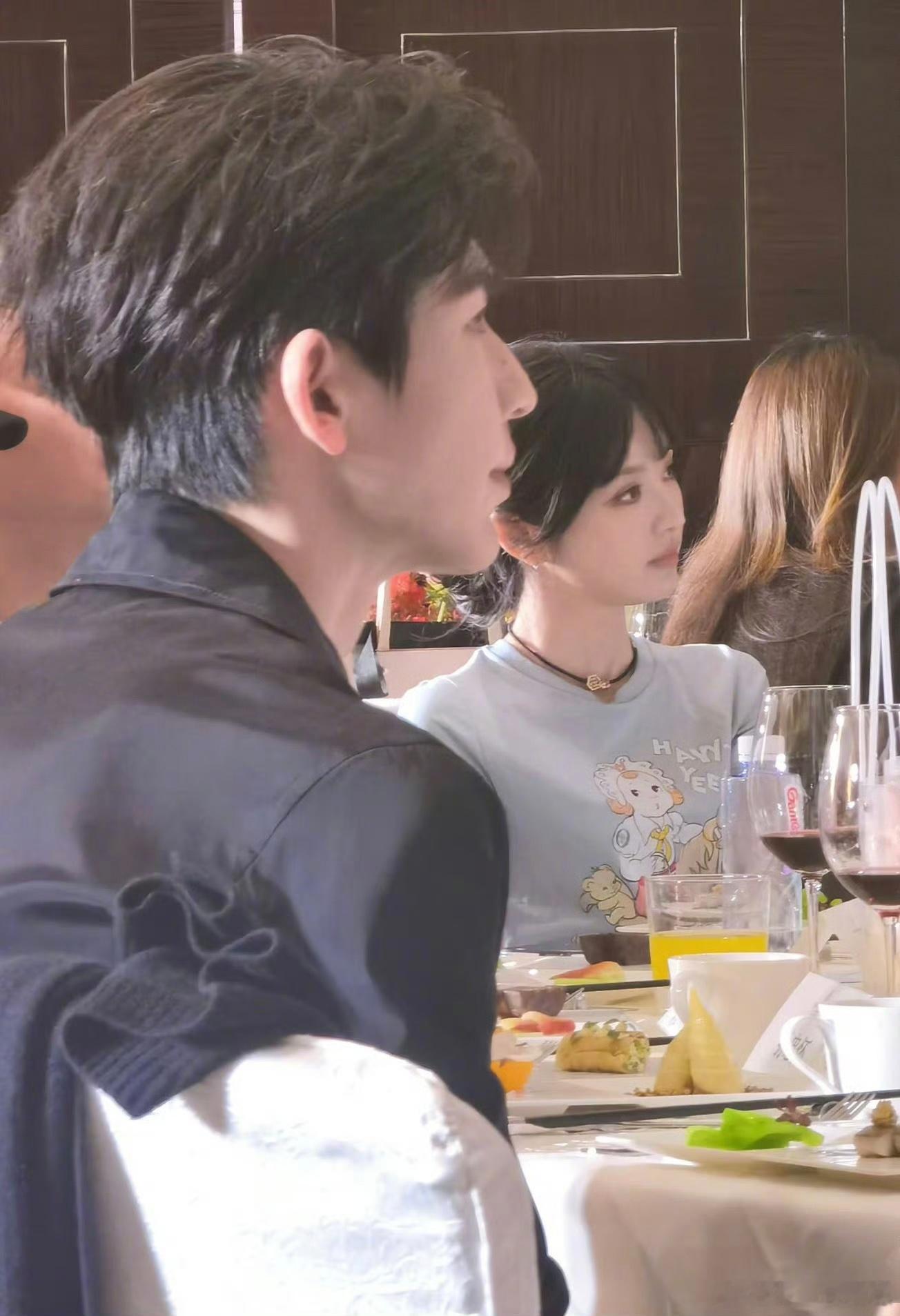 张凌赫田曦薇庆功宴合影逐玉播的好，张凌赫、田曦薇也都演的好帅哥美女未来可期 