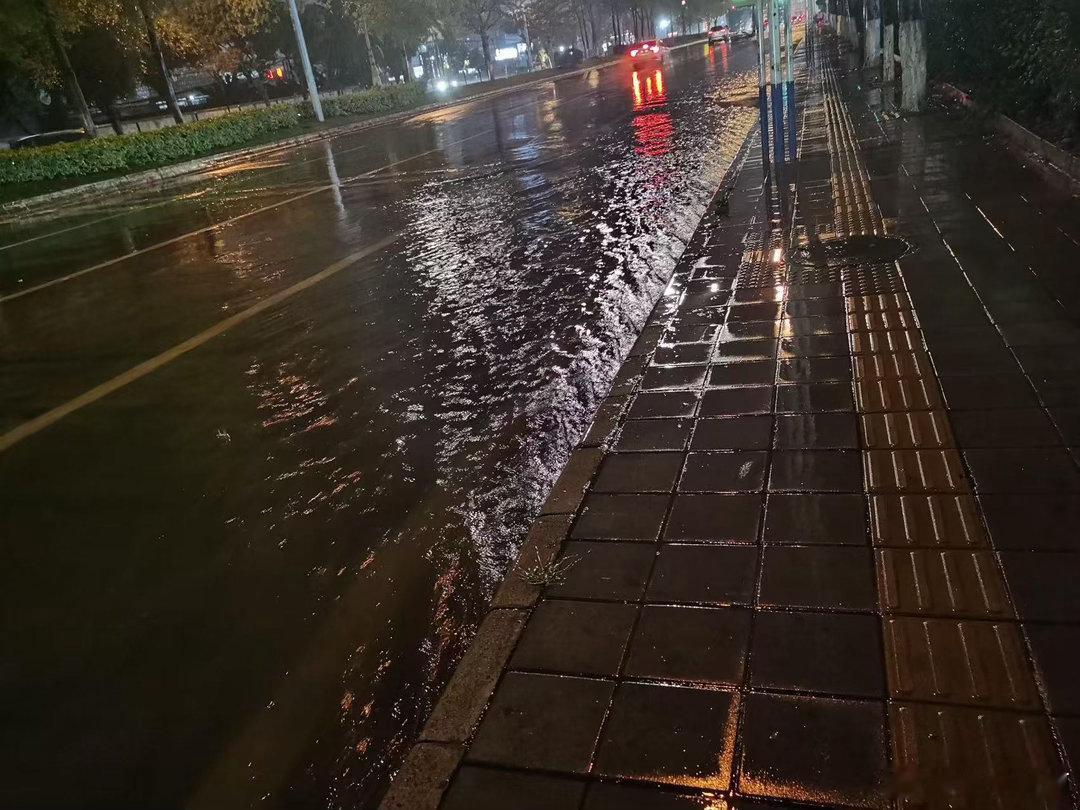 广东人被雷雨暴击了广东人湿热模式又来了 生活在广东真的要常备雨伞，雷雨毫无预兆就