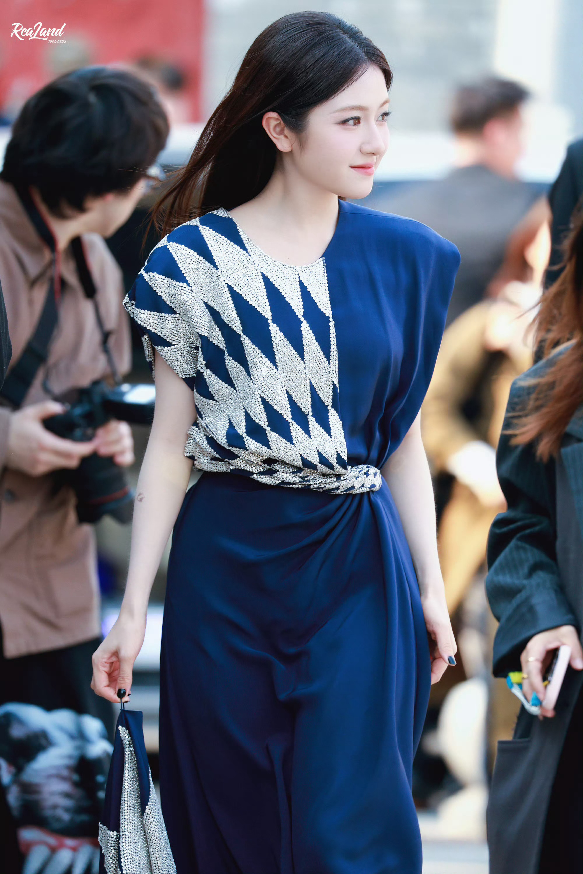 李兰迪深蓝色菱片亮钻连衣裙李兰迪深蓝色连衣裙氛围感造型李兰迪今日身着深蓝色菱片亮