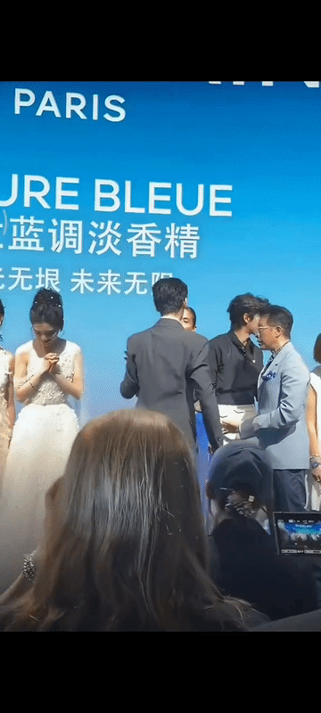 王鹤棣备受品牌方冷落，感觉杨洋才是品牌方的心头爱，蓝色西装的品牌方高管和王鹤棣握