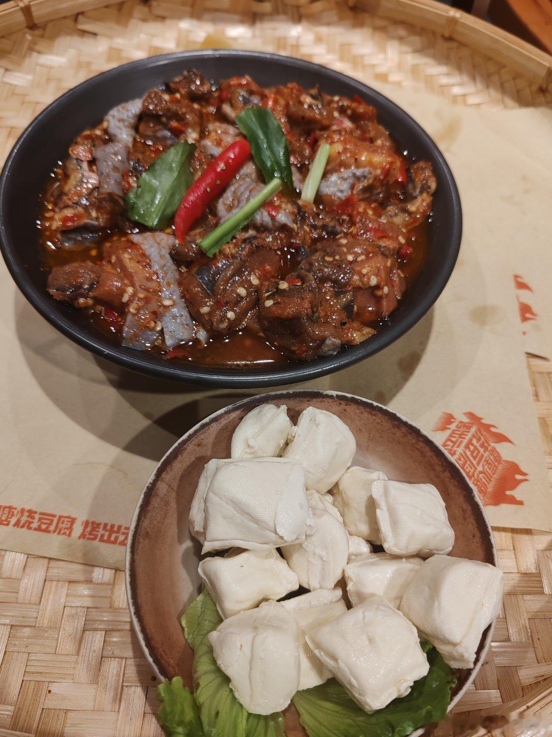 没有什么烦恼是一顿重口美食解决不了的砂锅肉、烤盘、配馒头，碳水肉食双重快乐贵阳好