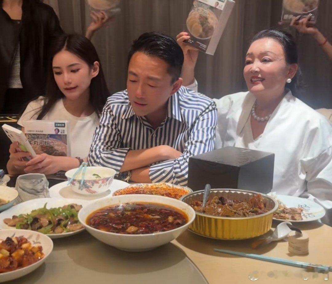 张兰透露五个月后要当奶奶了，一旁的汪小菲和马筱梅大方撒糖，各种亲亲，咱就说，这是