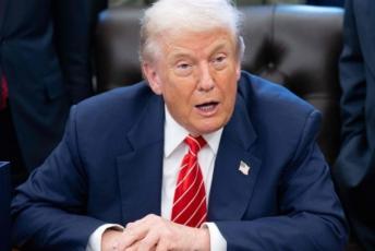 特朗普计划让中国数千架波音客机全部停飞。
 
特朗普也不是能直接下令让中国航司停