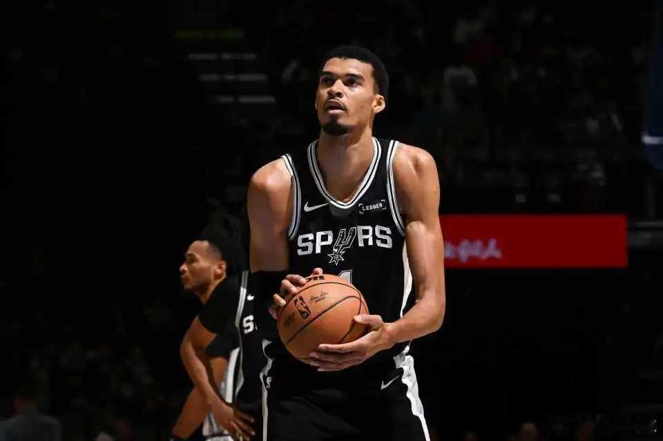 文班复出30分马刺遭灰熊逆转 福克斯18中4丢绝杀斯潘塞21+7+8北京时间1月