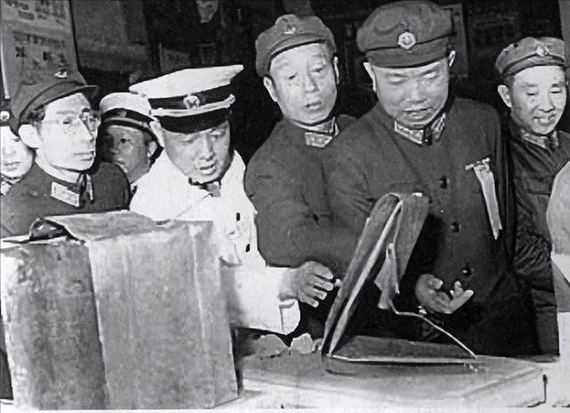 1933年，主席躲进农妇家。没想到，敌人搜查时，农妇却说：“你们要找的人，在我家