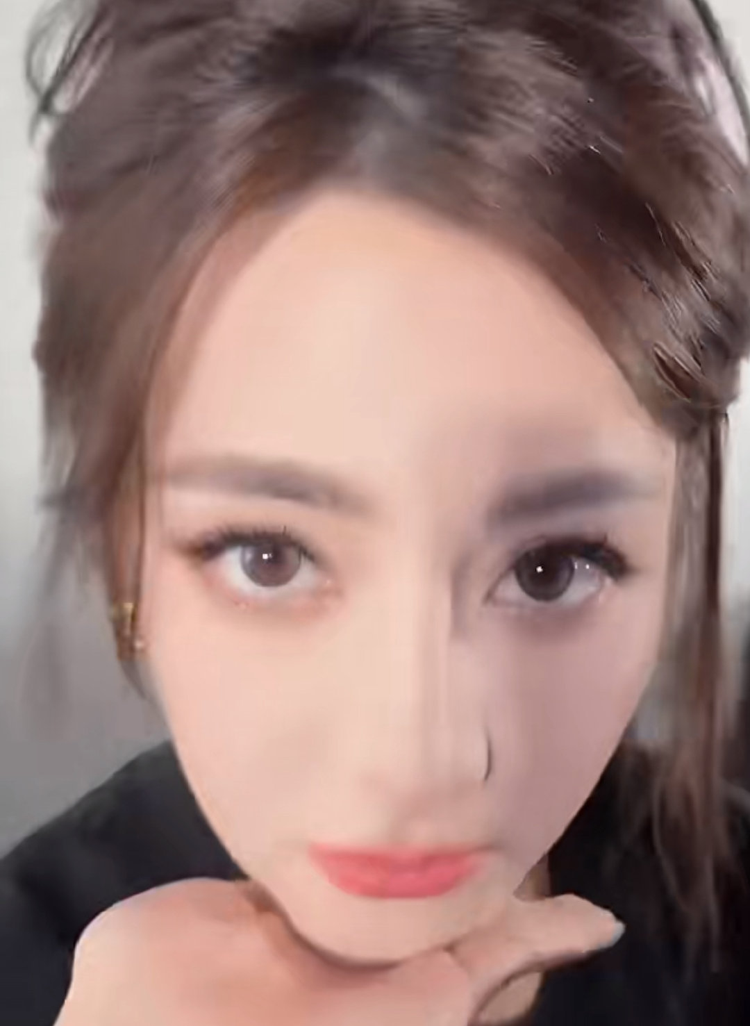 迪丽热巴钰珑托脸第一视角迪丽热巴托脸第一视角 迪丽热巴好可爱 