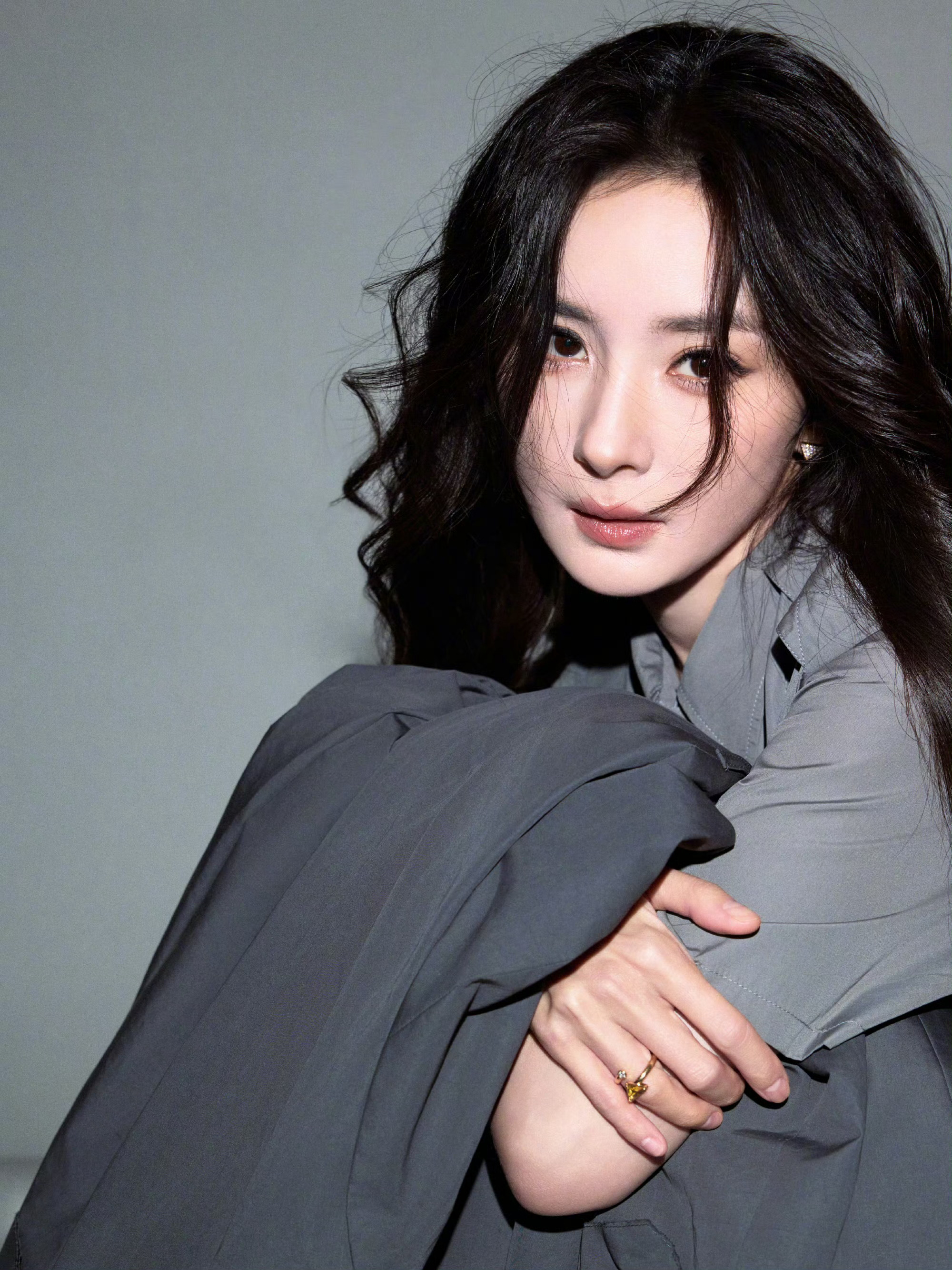 杨幂工作室今日更新，穿Prada的女王时髦对幂来说像呼吸一样简单