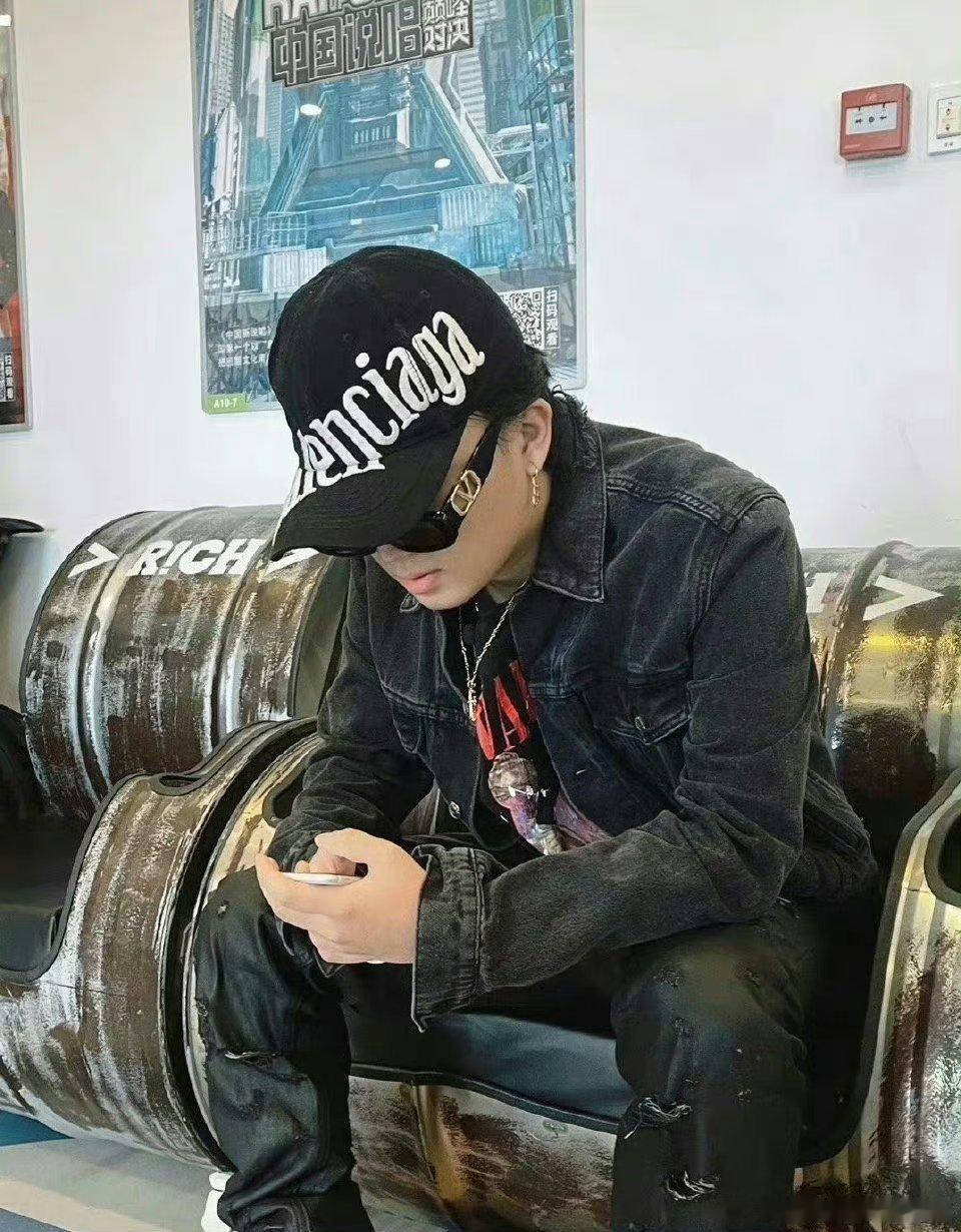 #新说唱见面会好多眼熟的人# 哈圈怎么这么多熟人啊，定眼一看都是认识的人[笑cr