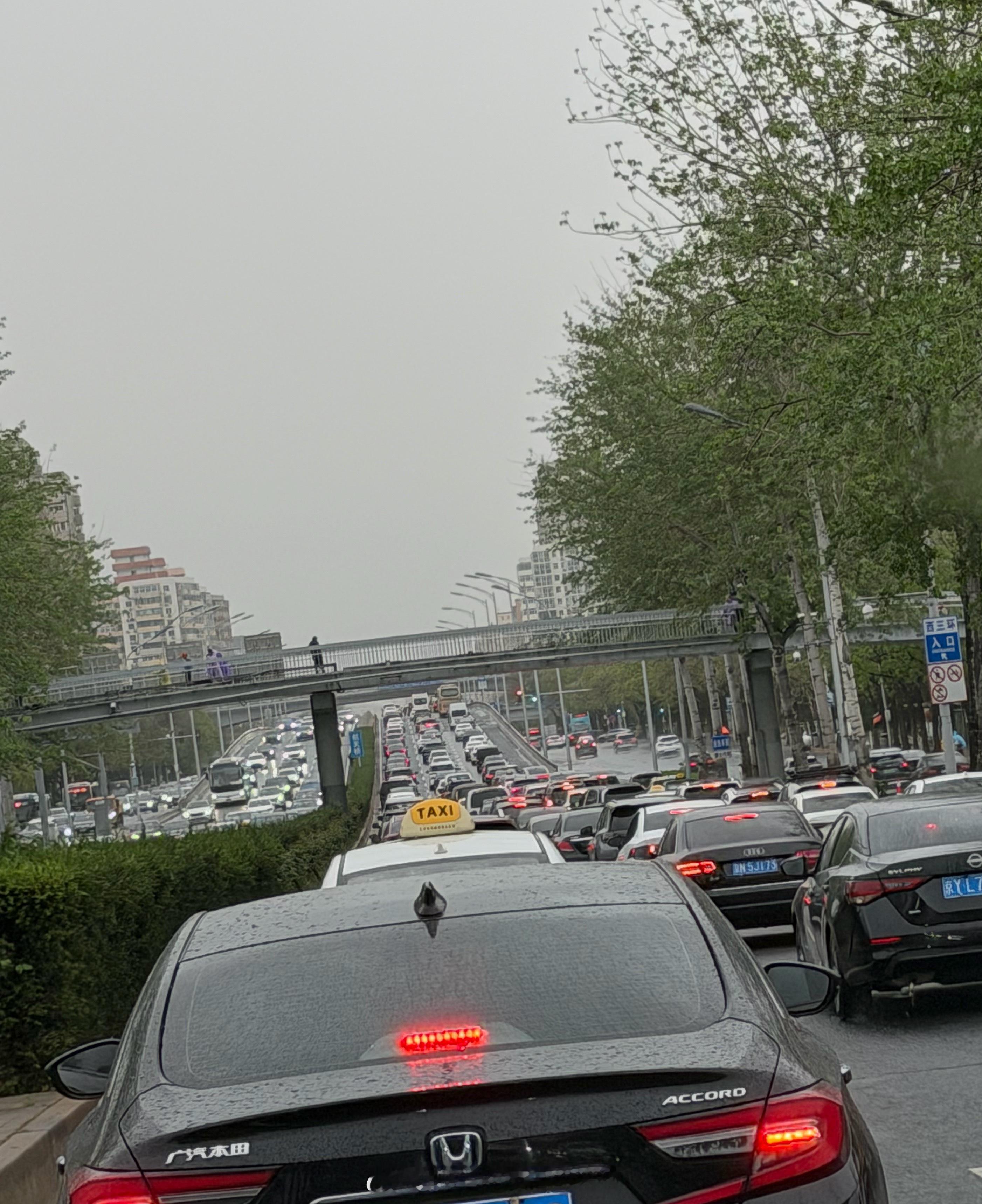 北京这个路下点雨就成停车场雨刷器说：我不干，罢工了赓言赓语