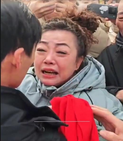 泪目！漂泊25年的他终于回家，相拥那一刻全网破防。
 
2026年3月2日，一个