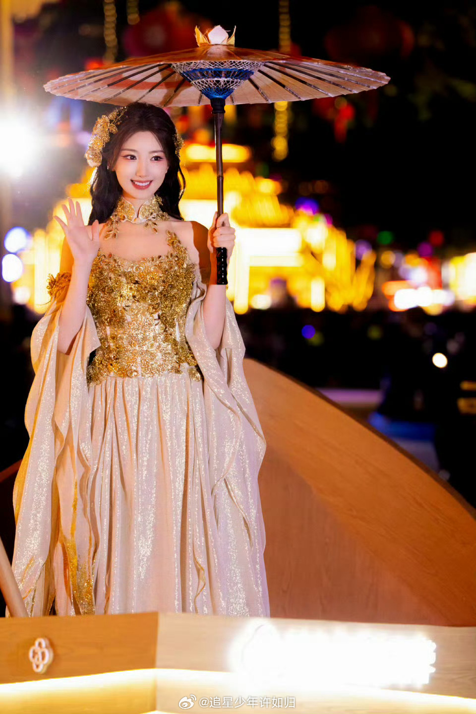 毛晓彤撑油纸伞跳舞不得不说毛晓彤撑油纸伞跳舞真的是太美啦，简直就是仙女下凡啊，好