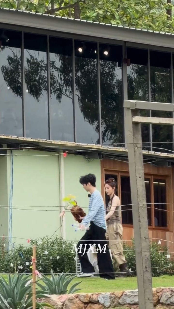 中餐厅10路透，王俊凯轻轻松松单手抓鸡，我真不行了…凯哥很勇敢😭王俊凯徒手抓鸡
