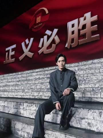 徐均朔浑厚的声音里藏不住的热血 徐均朔《无名者勋章》必须夸！正装造型显沉稳，声音