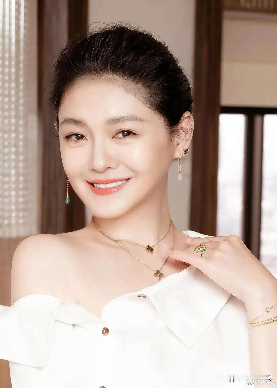 生命定格于48岁，真是令人猝不及防！
前段时间还是网络上的话题女王，现在却天人相