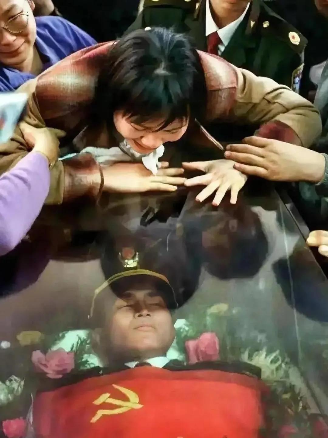 1995年，广东佛山，一位新婚的妻子在与丈夫杨冠生泣别。就在几天前，杨冠生在追捕