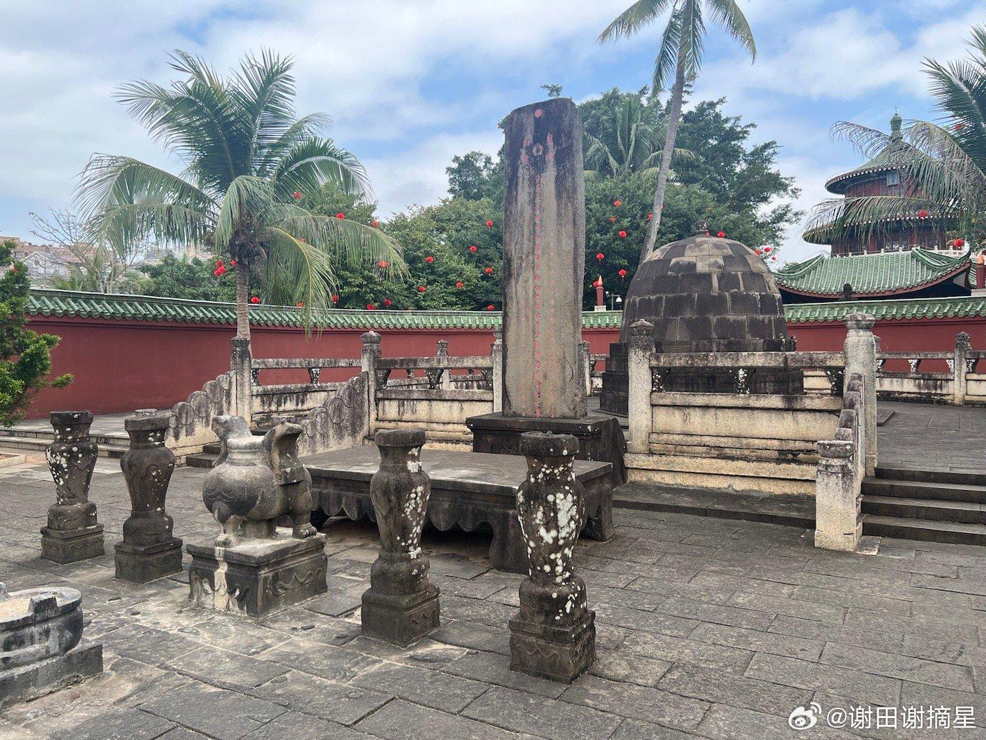 海瑞墓。海口的第四批全国重点文物保护单位。原墓建于1587年，上世纪60年代开棺
