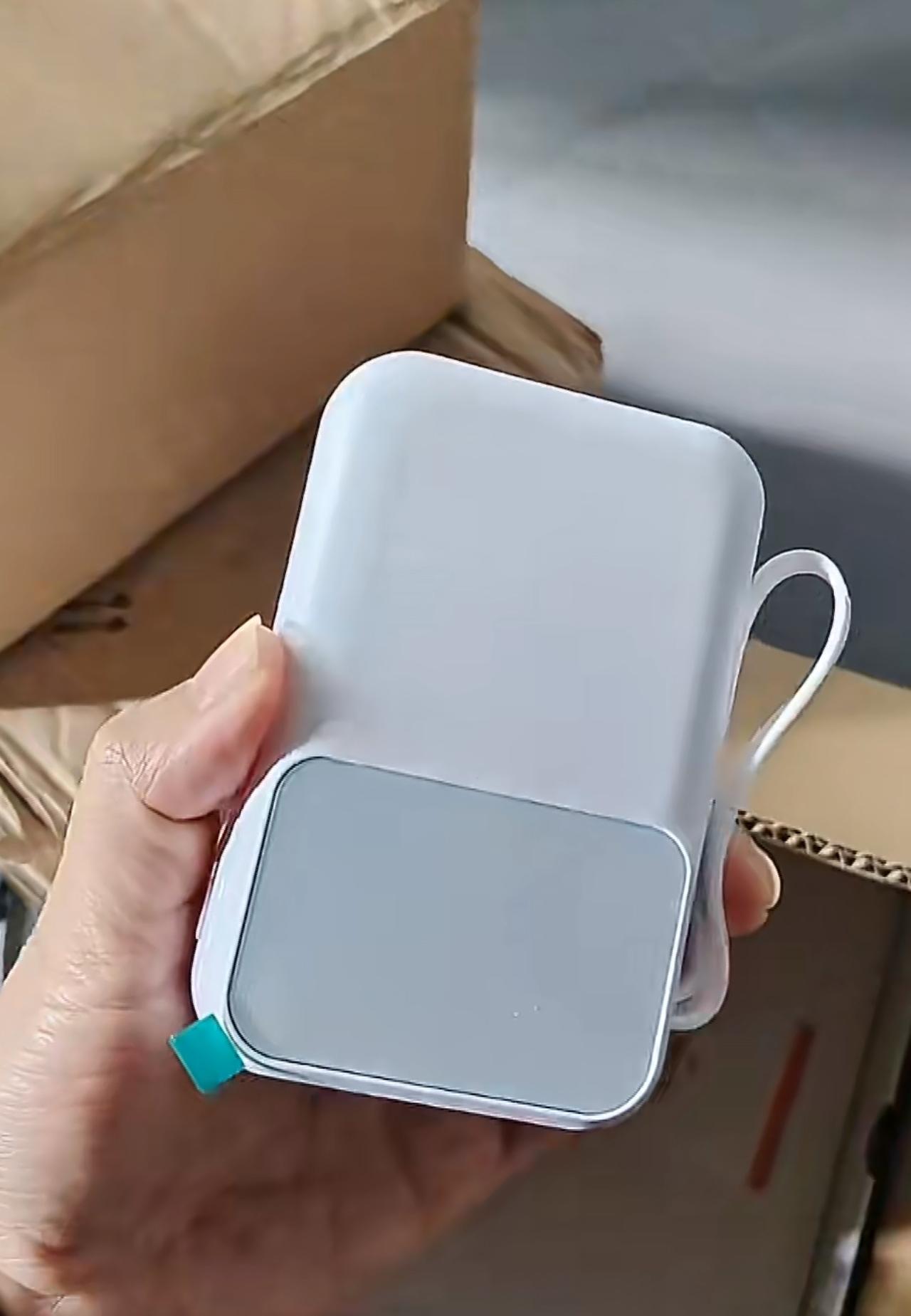 女子莫名其妙收到三个包裹，里面都装的是充电宝，怀疑是不是骗局。大家小心，这是充电