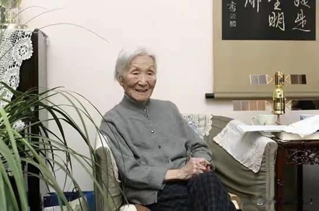 这帧居家肖像，定格下“中国应用语言学之母”李佩先生晚年的安然之态。她银发疏落，衣