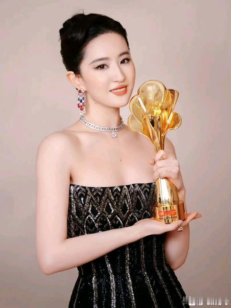 路人纯好奇，刘亦菲杨幂杨紫这三个视后哪个更有含金量？ 
