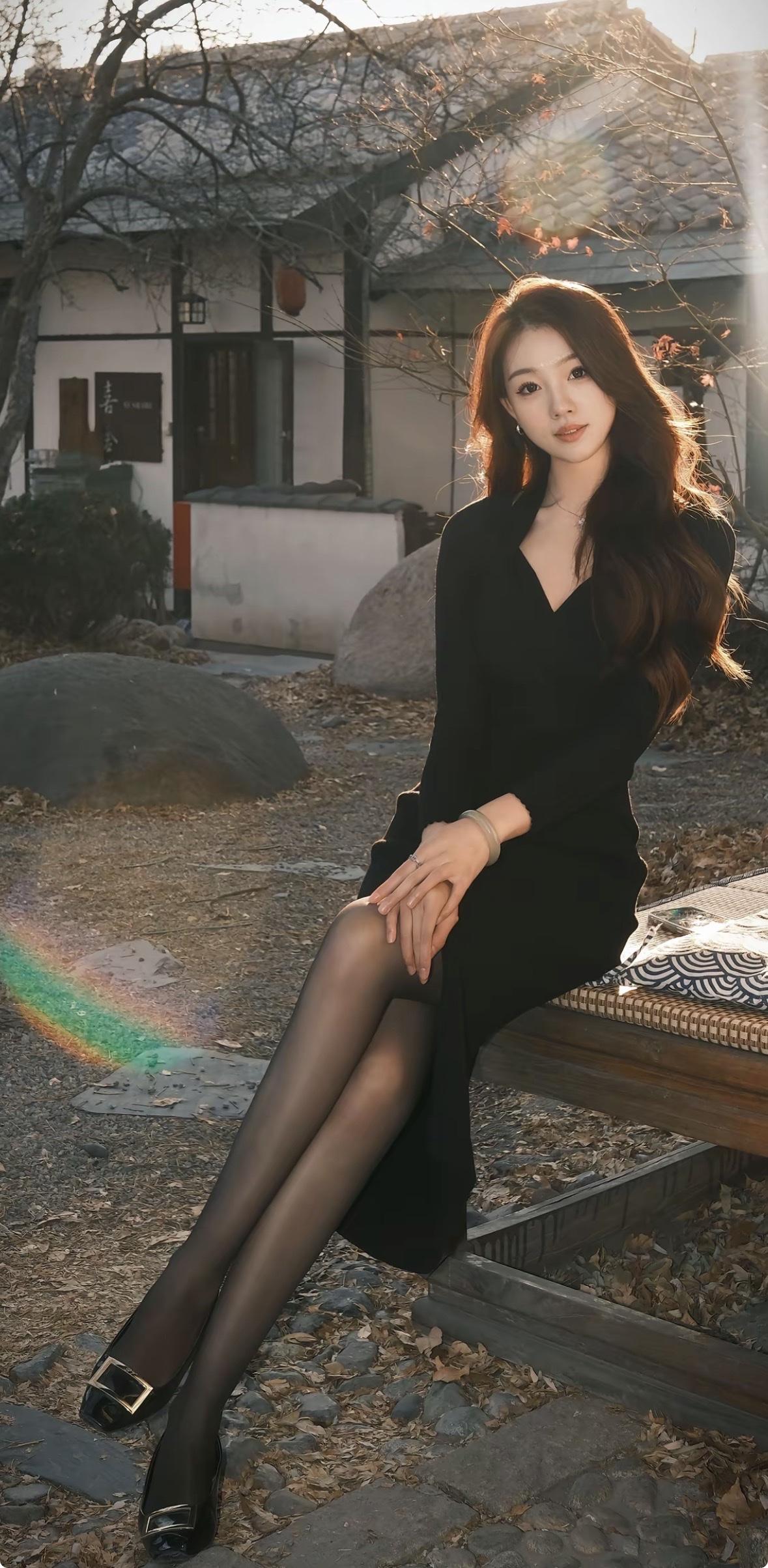 我想，她或许在回忆着美好的过往，又或许在憧憬着未来。这片刻的宁静，让她暂时逃离了