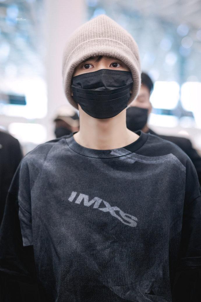 陈哲远出发海外见面会 陈哲远假两件卫衣冷帽look 陈哲远出发海外见面会，陈哲远