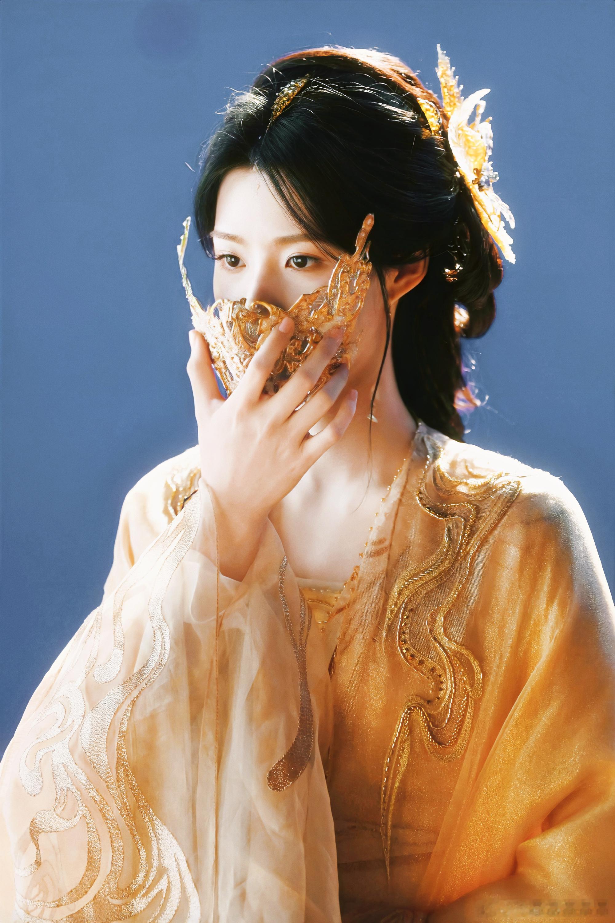 卢昱晓戴这个面具蛮好看的，因为她眼睛漂亮。 ​​​