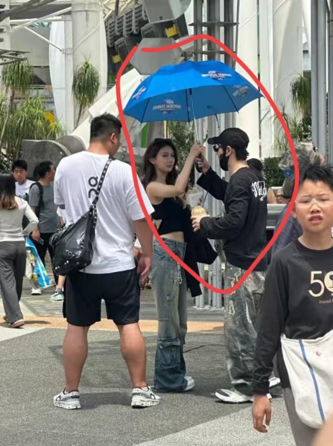 黄晓明这是又开始新一段恋爱了吗？
大年初九就飞新加坡
还和美女同撑一把伞。

春