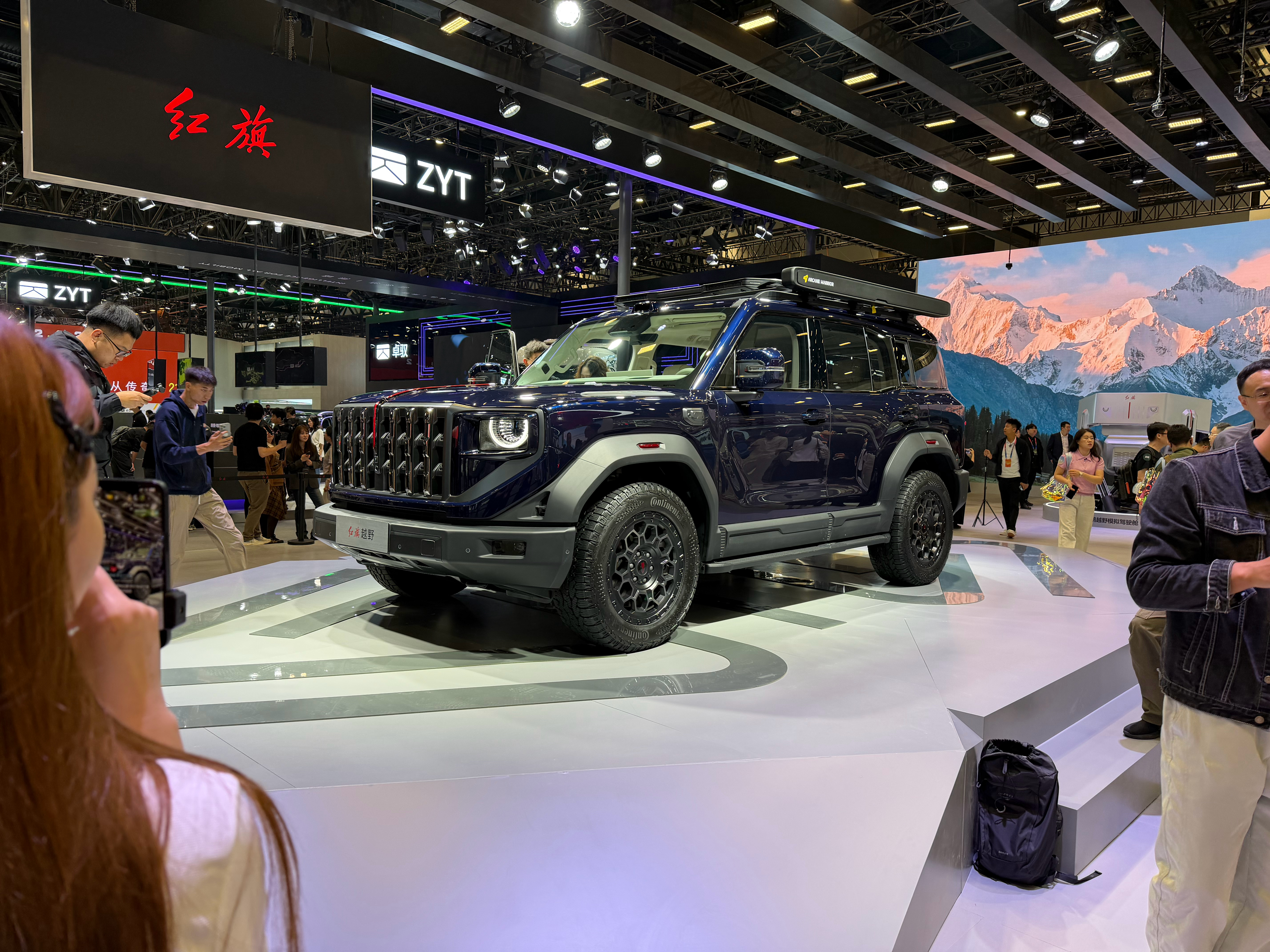 红旗首款硬派越野，带大梁，四电机，12cm空悬，前后两把机械锁今年上市。2026