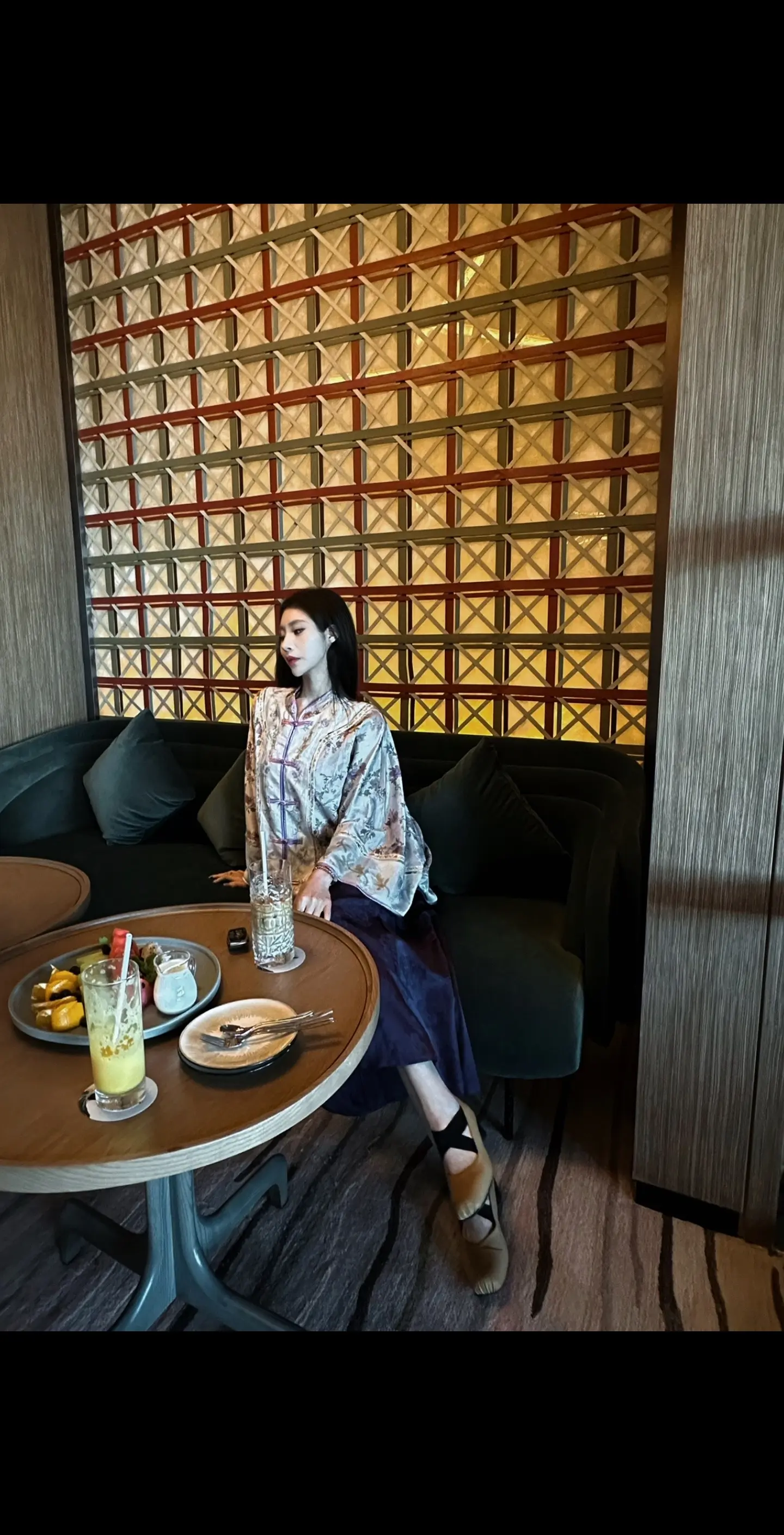 竹杖芒鞋轻胜马，谁怕？一蓑烟雨任平生。