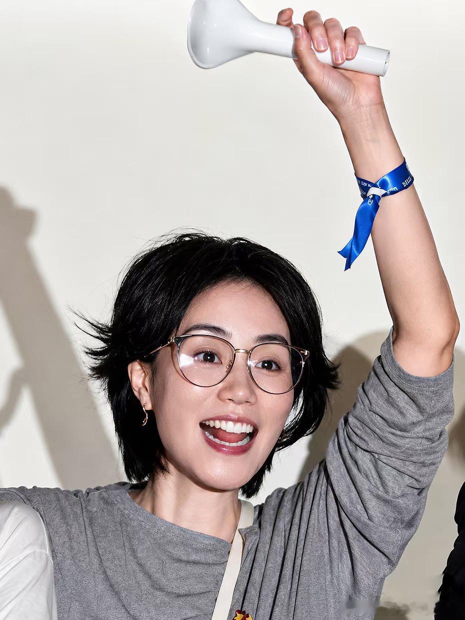 那英演唱会上的王菲。可爱明媚。李亚鹏在离婚声明里有一句：希望你现在是快乐的，我的