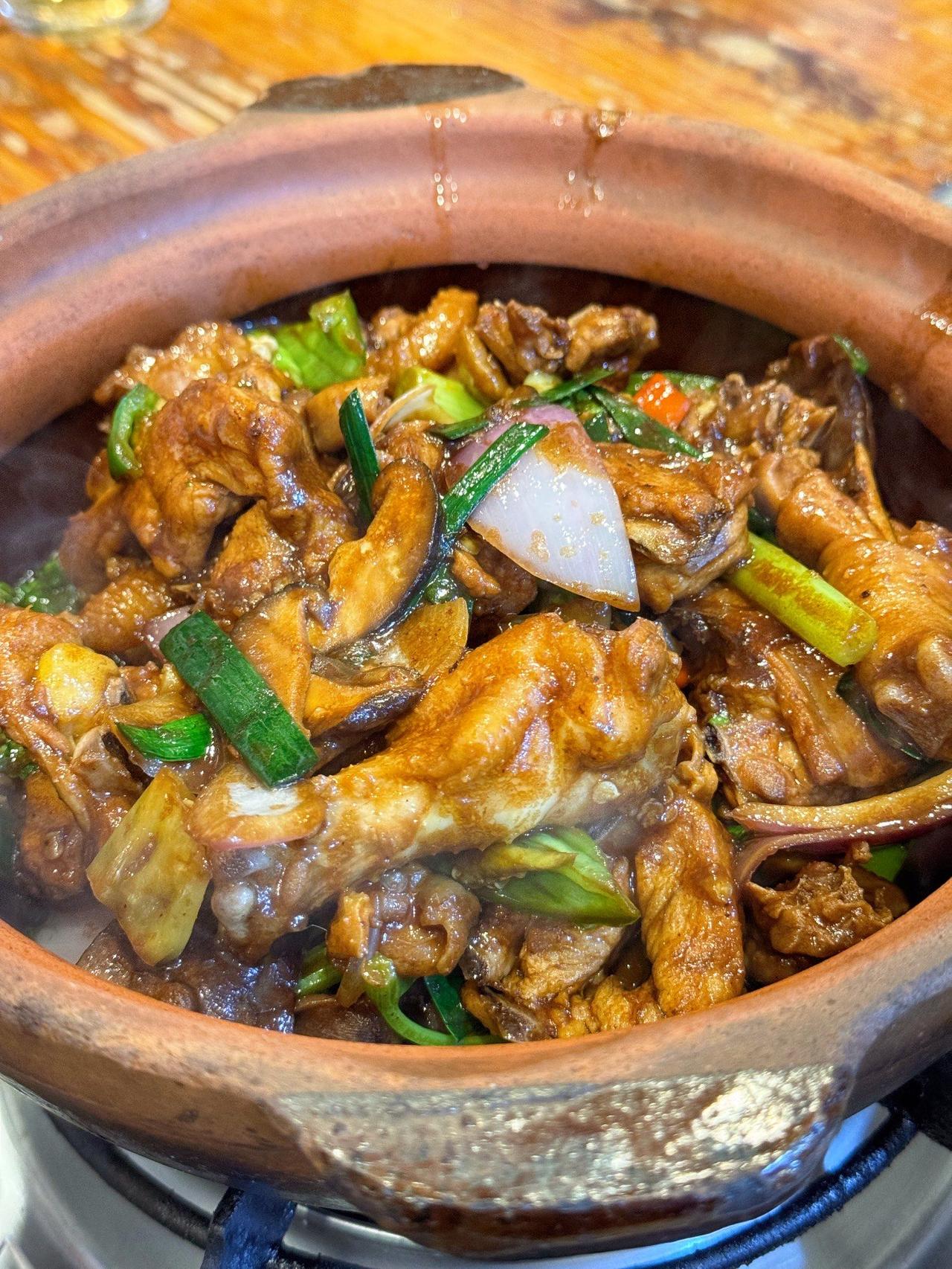 江西南昌下饭菜，就要来这种口味店！
南昌光头土菜
美食推荐：
1、一鸡两吃、土辣