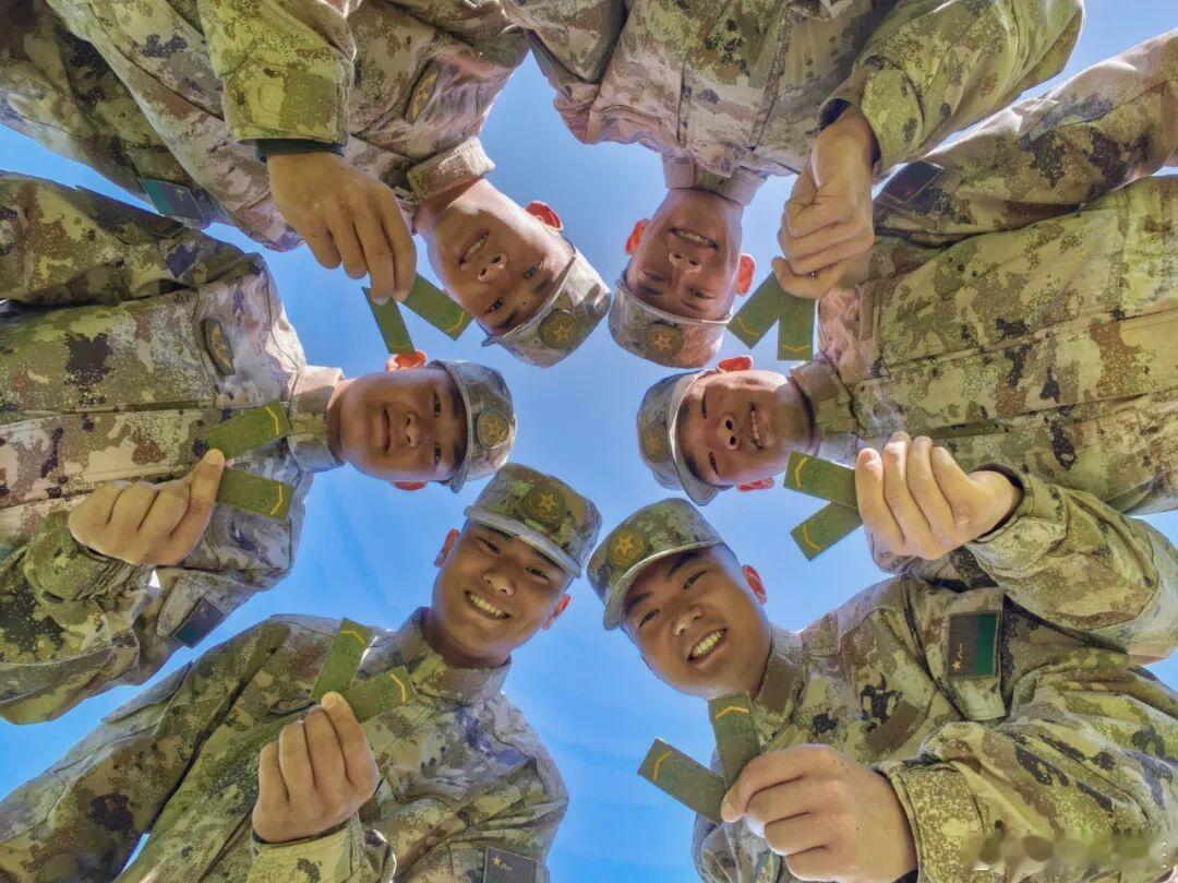 前线熄灯号军营晚点名人民前线 军衔，是荣誉更是沉甸甸的责任军衔，是初心更是生生不