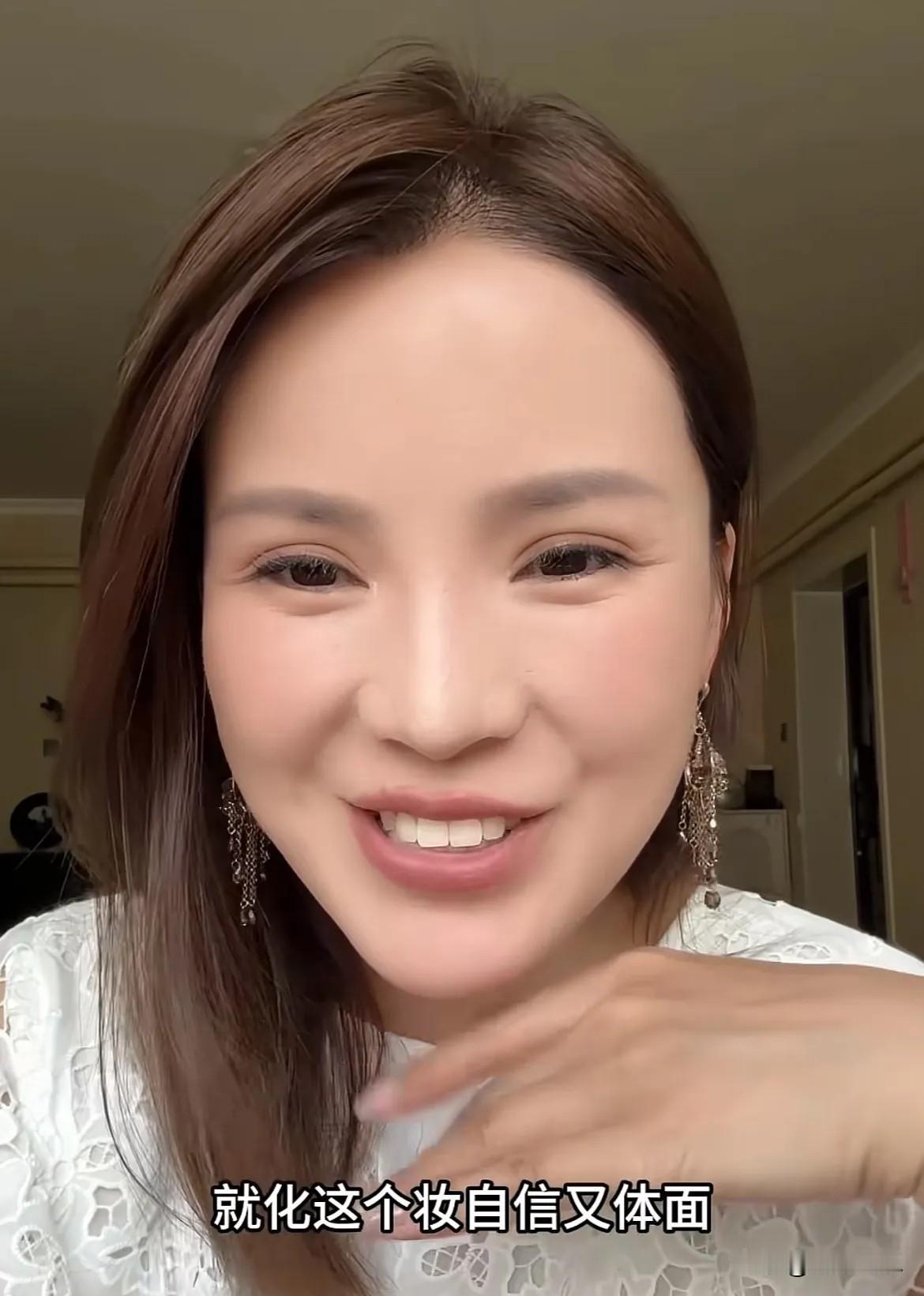 晚上看到了路嫂二妹的话之后，心里就感觉很不舒服。

于是她就在床上自己和自己说话