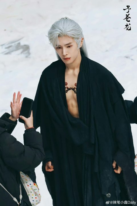 李汶翰予苍龙白发造型李汶翰白发造型 李汶翰予苍龙白发造型，破碎感拉满，燥候龙君?