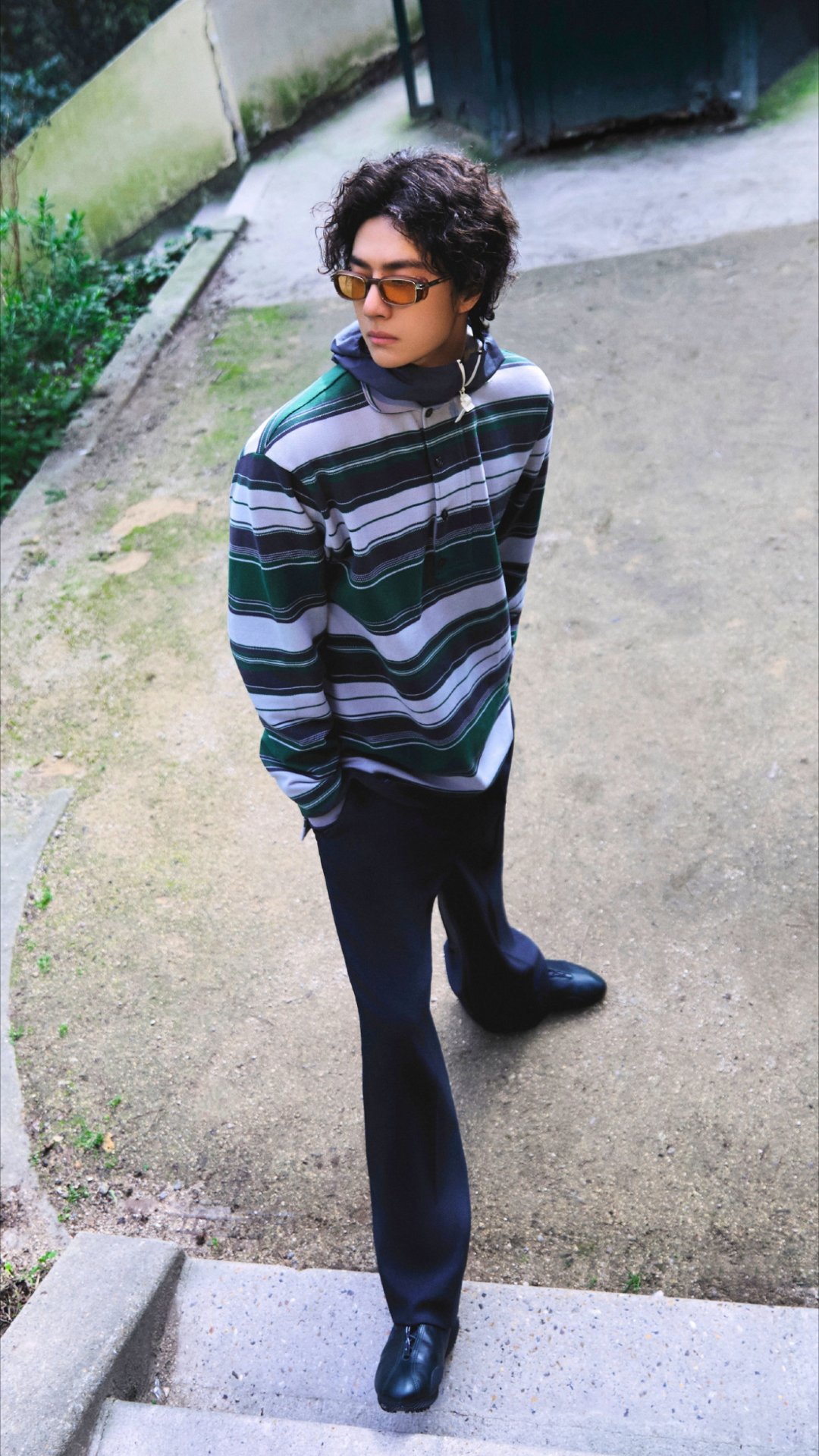 图：王一博在巴黎搞抽象，喜欢。LACOSTE巴黎时装周时间——3月8日，12:3