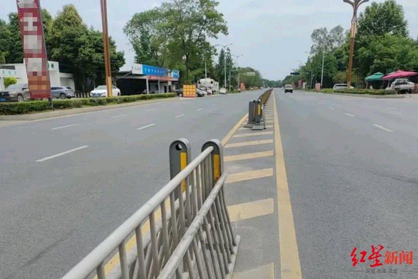 成都这事儿真让人无语。两名男子为少走500米，两次拆除路中隔离护栏，这“方便”可
