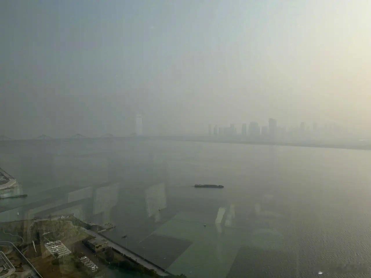 【杭州的雾挡不住营商环境的暖】来杭州出差，连日雾蒙蒙，远处的风景都藏了起来，但这